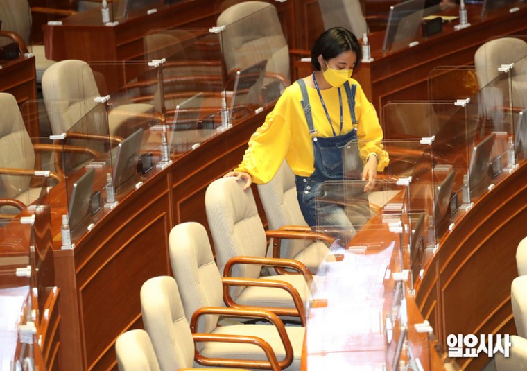 지난 23일, 서울 여의도 국회서 열린 대정부질문에 참석하기 위해 자리에 착석 중인 류호정 정의당 의원 ⓒ고성준 기자