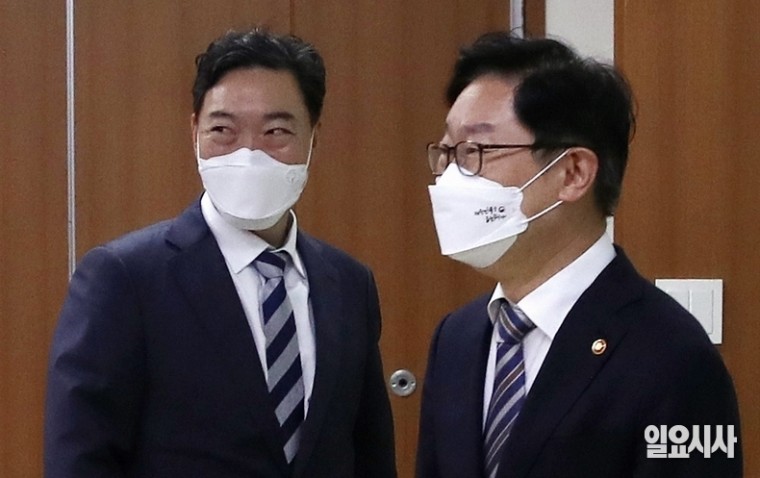 박범계 법무부 장관(사진 오른쪽)과 김오수 검찰총장 ⓒ박성원 기자