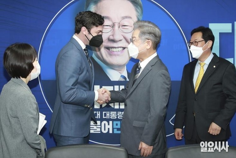 지난달 12일, 서울 여의도 더불어민주당 중앙당사에 토마스 조나단 오소프 미국 상원 의원(사진 왼쪽서 두 번째)과 만나 악수 나누는 이재명 더불어민주당 대선후보 ⓒ박성원 기자