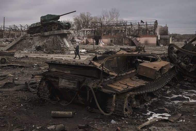 포격을 맞고 초토화된 러시아군 탱크가 우크라이나 전장에 처참한 모습으로 버려져 있다. ⓒ뉴시스