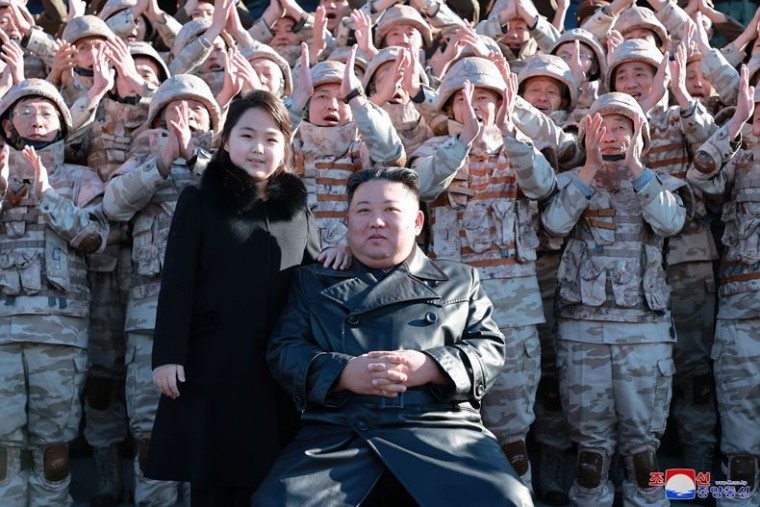 김정은 북한 조선노동당 총비서 겸 국무위원장(사진 왼쪽)과 장녀인 9세 김주애양 ⓒ&amp;lt;조선중앙통신&amp;gt;