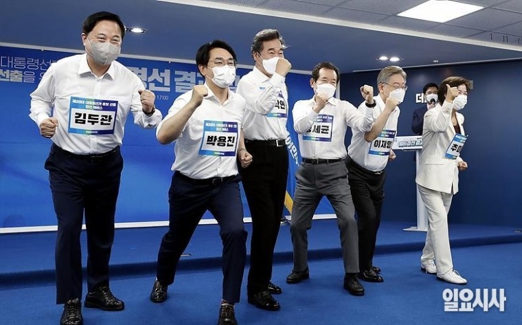 다양한 포즈 취하는 더불어민주당 대선경선 후보자들(사진 왼쪽부터 김두관·박용진·이낙연·정세균·이재명·추이매 후보) ⓒ국회사진취재단