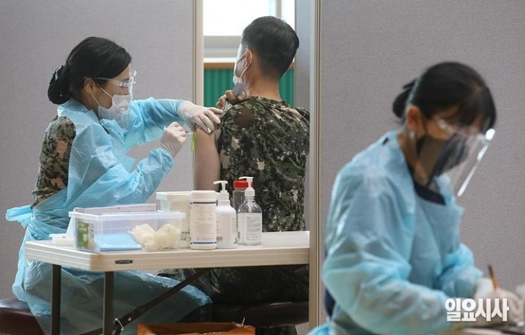 코로나 백신 접종받는 군 장병 ⓒ박성원 기자