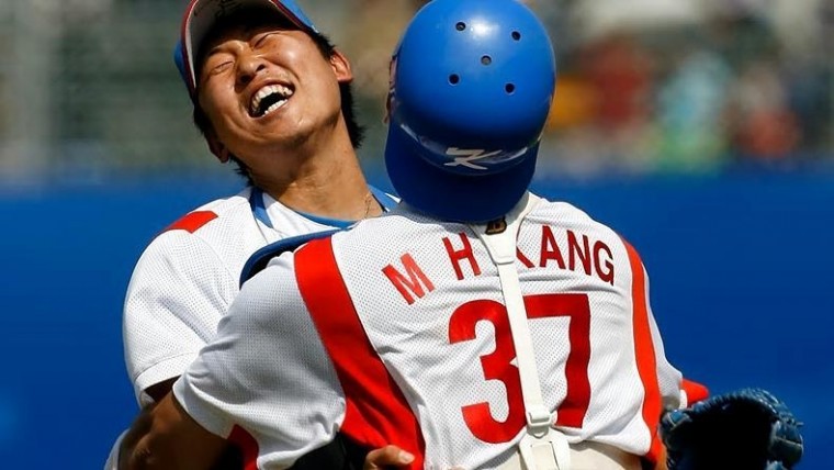 2008 베이징올림픽서 금메달을 확정지은 후 서로 얼싸안는 강민호 포수와 윤석민 투수