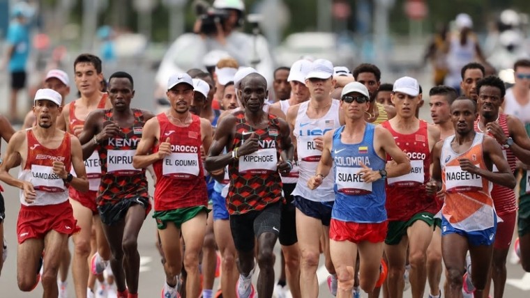 역주하는 2020 도쿄올림픽 남자 마라톤 출전 선수들