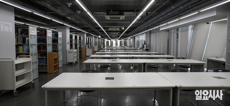 코로나19로 인해 각 대학들이 비대면 수업을 진행하고 있는 가운데 한 서울 소재 대학교의 도서관이 텅텅 비어있다. ⓒ박성원 기자