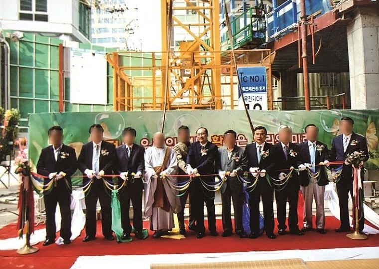 지난 2010년 7월7일, 시선바로세움 3차 신축공사 상량식에 함께했던 김대근 대표(사진 왼쪽서 여섯 번째), 박영수 전 특별검사(오른쪽서 네 번째)