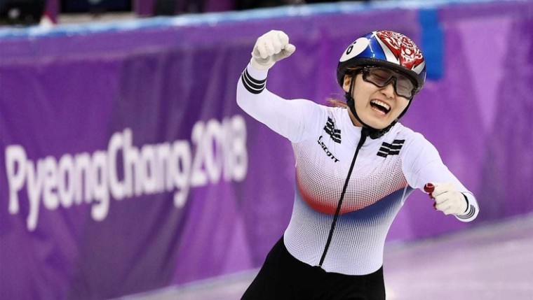 지난 16일, 여자 쇼트트랙 1000m 결승서 가장 먼저 결승선을 통과한 후 기쁨을 감추지 못하는 한국 2022 베이징 동계올림픽 쇼트트랙 국가대표 최민정 선수