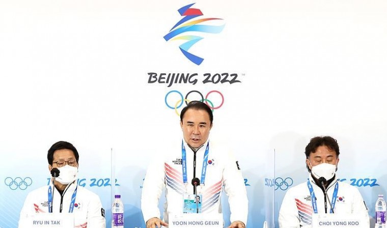 8일, 중국의 편파판정과 관련해 긴급 기자회견 갖고 있는 윤홍근 2022 베이징동계올림픽 한국 선수단장 ⓒ뉴시스
