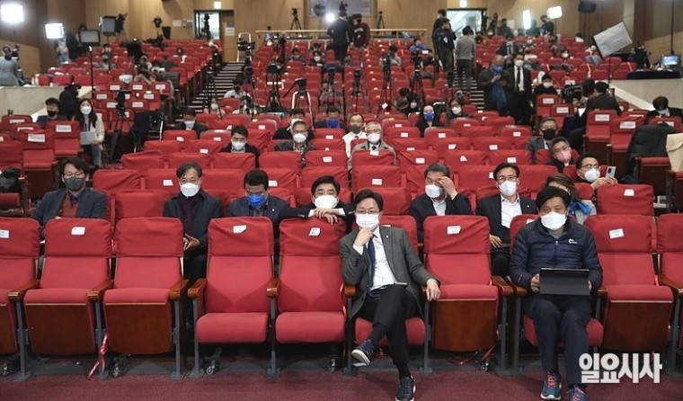 지난 10일, 서울 여의도 국회 의원회관에 마련된 20대 대선 개표상황실에서 투표율을 확인하면서 침통한 표정을 짓고 있는 민주당 의원들 및 선대위 관계자들 ⓒ고성준 기자
