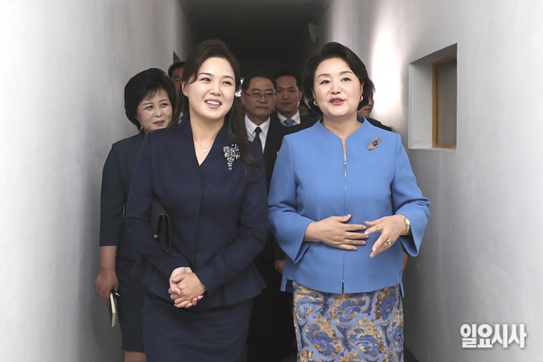 김정숙 여사(사진 오른쪽)와 김정은 북한 국무위원장 부인 리설주 ⓒ평양사진공동취재단