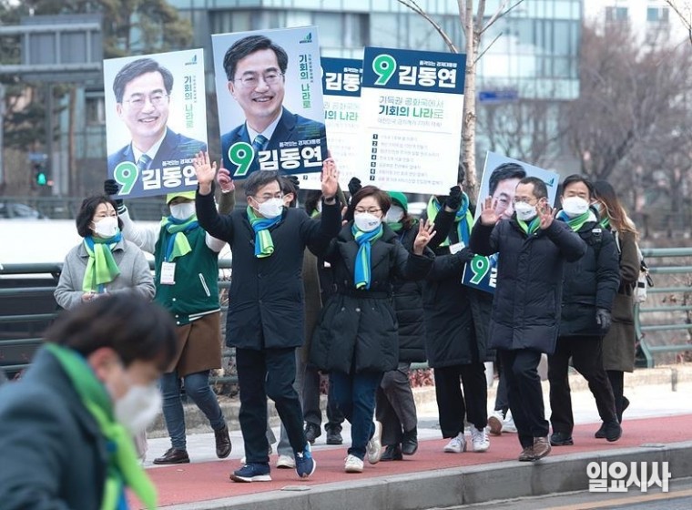 유세 중인 김동연 새로운물결 대선후보와 선거운동원들 ⓒ국회사진취재단