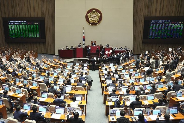 국회 본회의를 통과하고 있는 검수완박(검찰청법·형사소송법) 법 개정안