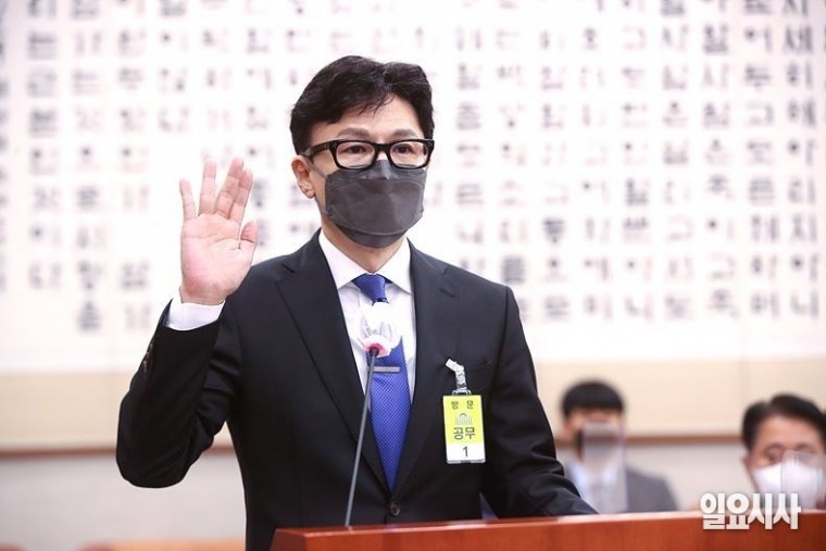 한동훈 법무부 장관 후보자가 지난 9일, 서울 여의도 국회서 열린 인사청문회에 앞서 선서를 하고 있다. ⓒ박성원 기자