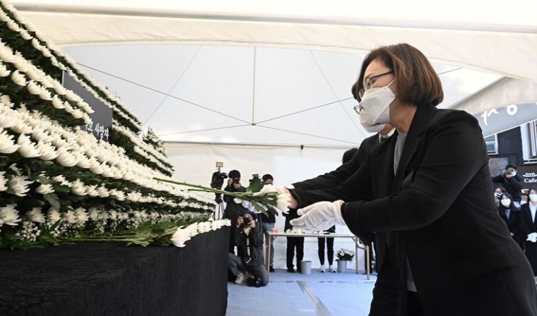 박희영 용산구청장이 지난달 31일, 서울 녹사평역 인근에 마련된 이태원 참사 합동분향소를 찾아 헌화하고 있다. ⓒ뉴시스