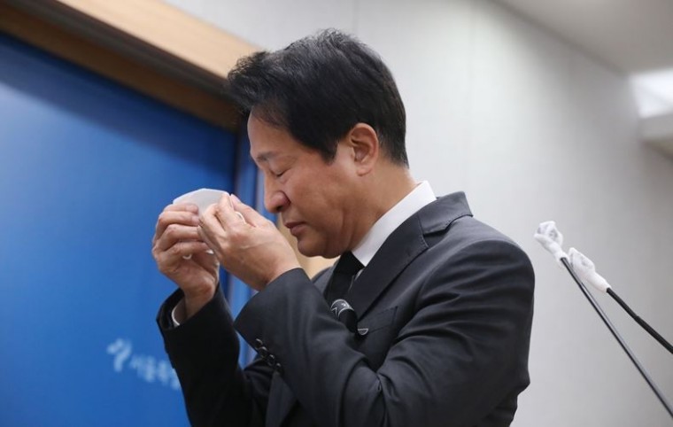 지난 1일, 서울시청 브리핑룸에서 이태원 참사 관련 입장 발표 도중 눈물 흘리는 오세훈 서울시장 ⓒ뉴시스