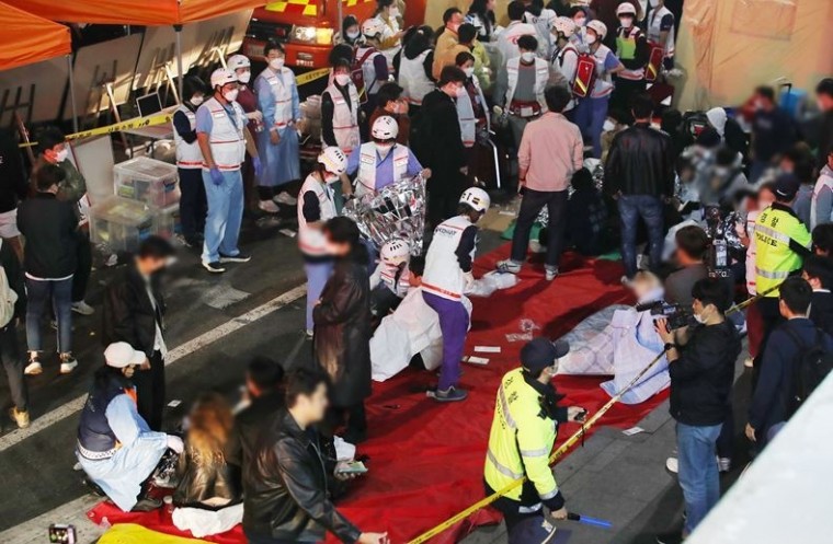 지난달 29일, 서울 이태원에서 압사사고가 발생한 가운데 119구급대원들이 구조활동을 벌이고 있다. ⓒ뉴시스