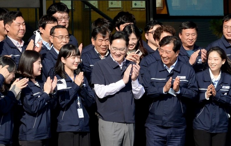 지난달 28일, 협력회사인 디케이 방문한 이재용 삼성전자 회장이 디케이 임직원들과 손뼉을 치고 있다. ⓒ뉴시스