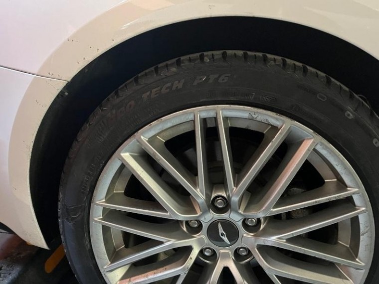 경기도 수원 소재의 한 타이어 가게서 텀터기를 당했다며 한 누리꾼이 올린 타이어 사진 ⓒ보배드림