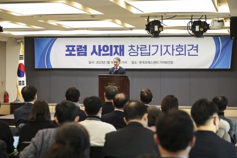지난달 18일, 서울시 중구 소재의 프레스센터서 포럼 사의재 창립 기자회견이 열리고 있는 가운데 박능후 전 보건복지부 장관이 축사를 하고 있다. ⓒ뉴시스
